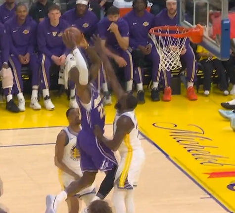 开云官网-詹姆斯突破途中疑似顶到了“小追梦”！追梦捂裆有些不适